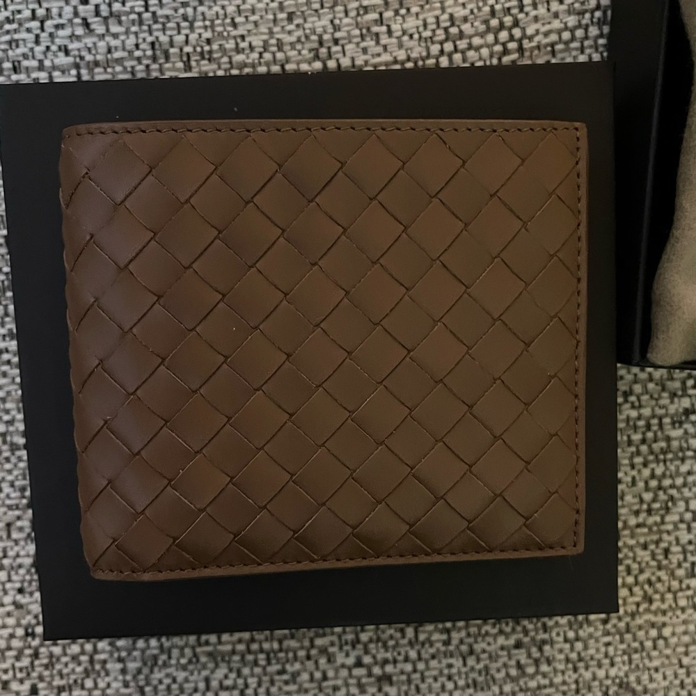 BOTTEGA VENETA
Never used
Intrecciato-weave leather bi-fold wallet